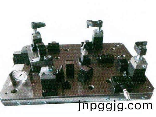 齒(chi)輪室(shi)罩蓋(gai)液壓裌(jia)具